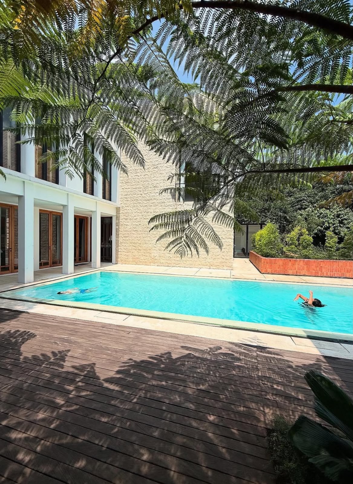 Residence pool and natural stone wall built by CMP Contractor